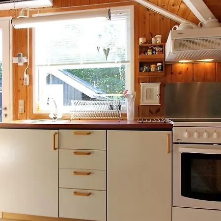 Three-bedroom Holiday In Вемб